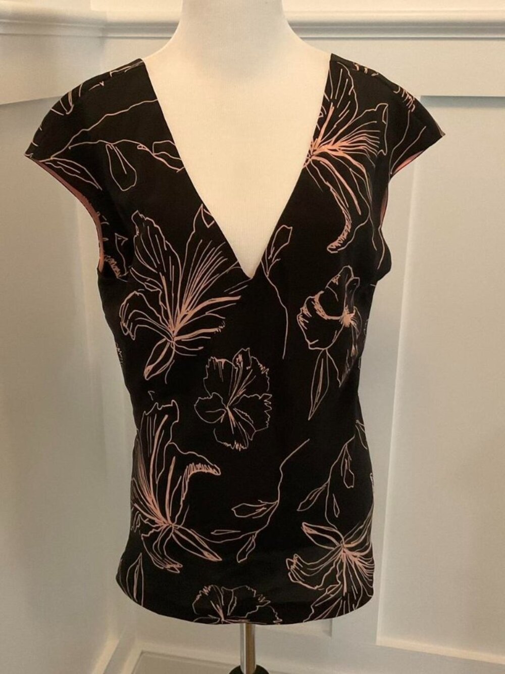 Diane von Furstenberg Women's Silk Black Floral V-Neck Blouse, Size M, Like New